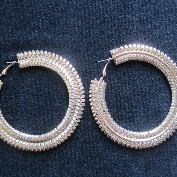 BUNDLE OF GLAM TWIST HOOP EARRINGS - Picture 7 of 14